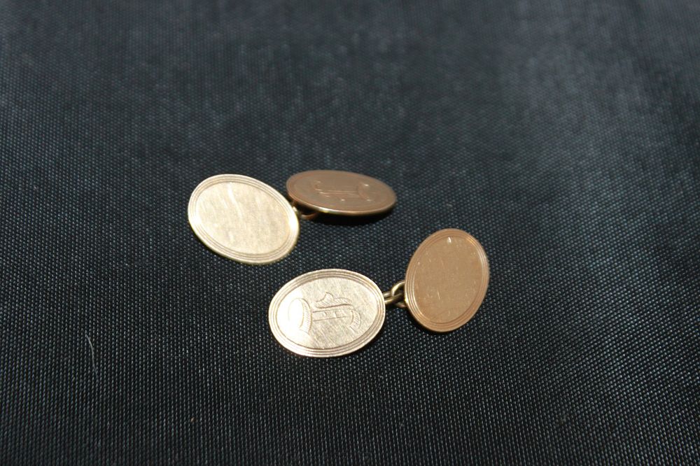 Lot 292: 1 X PAIR OF YELLOW METAL CUFF LINKS...