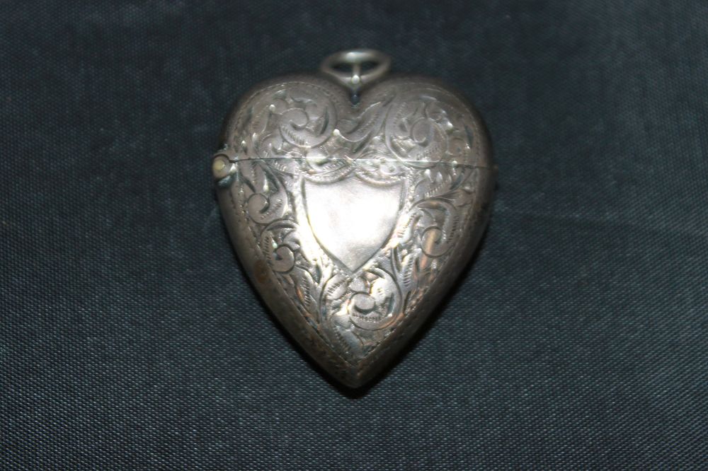 Lot 294: 1 X SILVER VESTA CASE HEART SHAPE M&L...