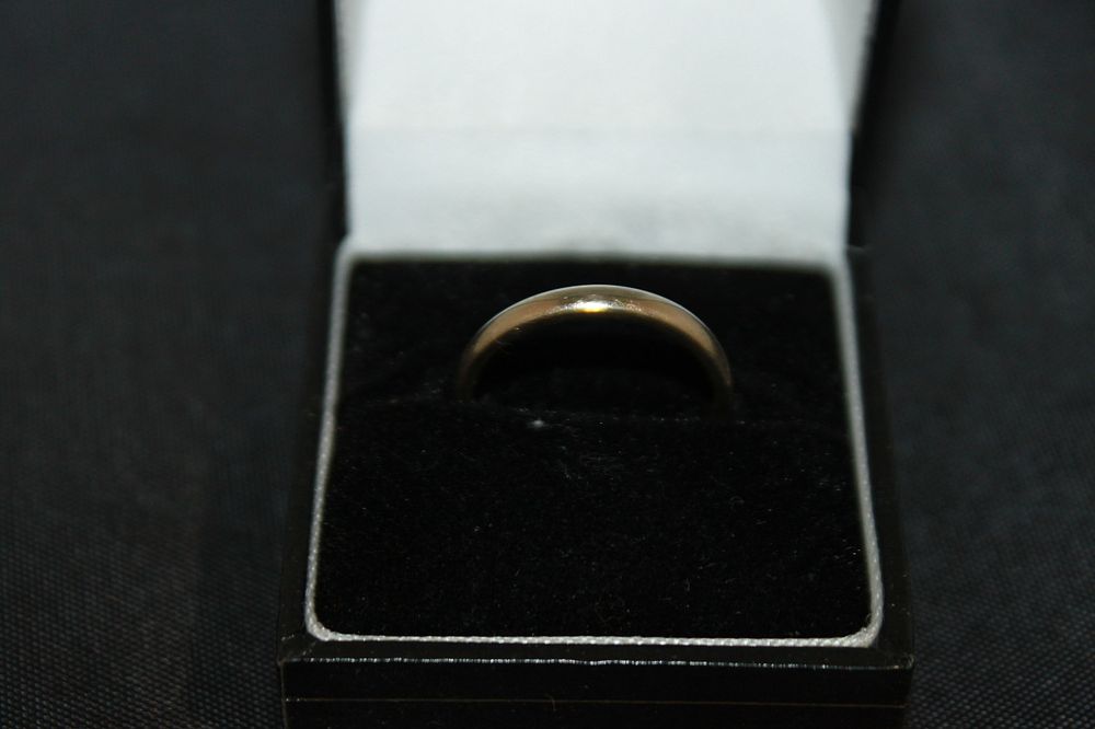 Lot 300: 1 X 18CT GOLD WEDDING BAND