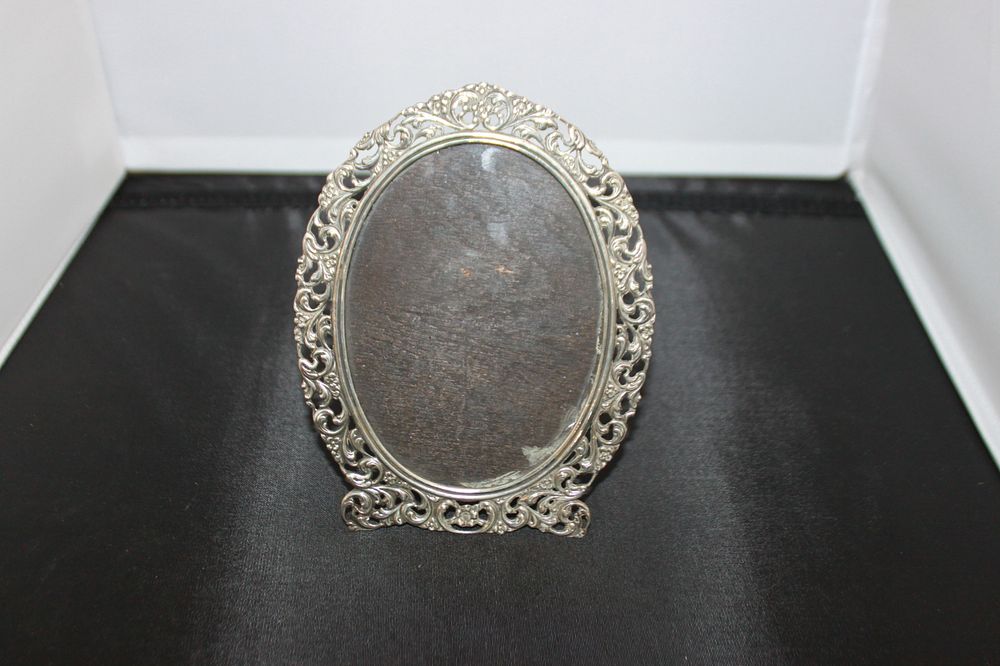 Lot 326: 1 X DUTCH SILVER OVAL DECORATIVE PHOTO FRAME...