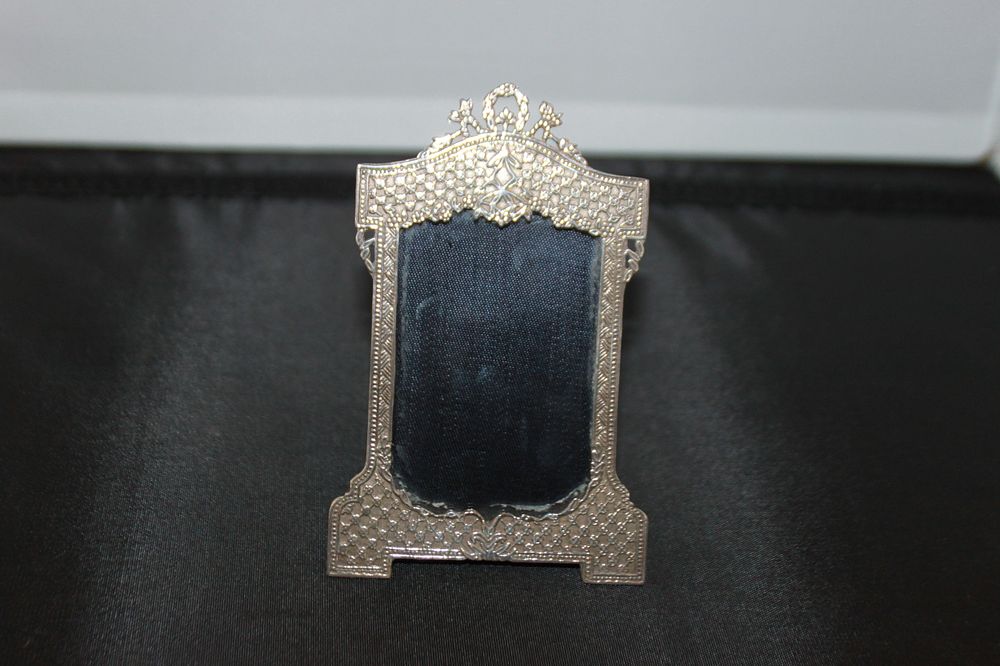 Lot 327: 1 X PERSIAN SILVER SMALL ORNATE PHOTO FRAME