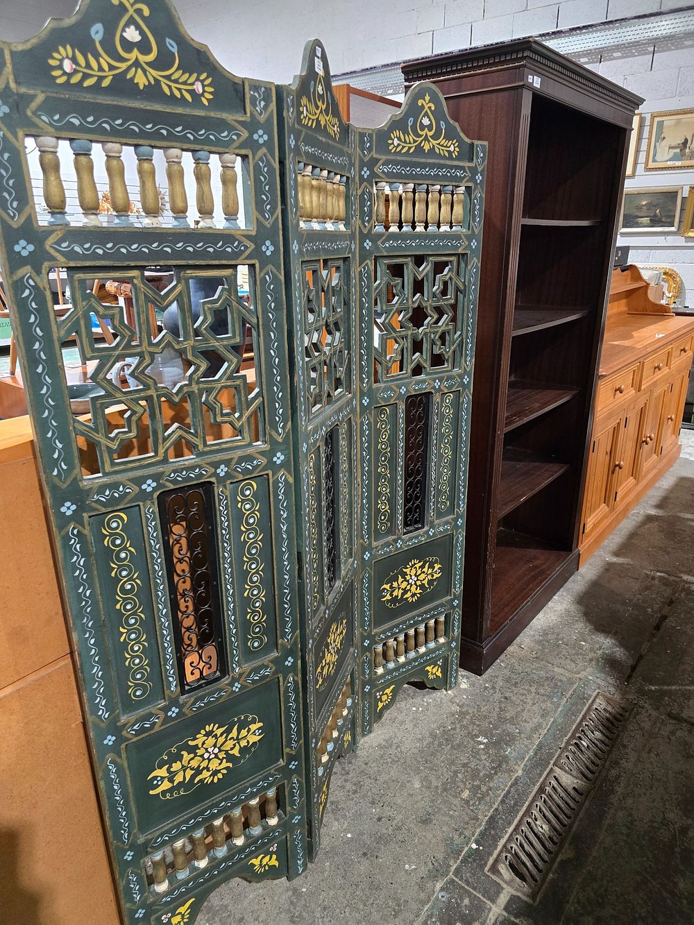 Lot 61: 1 X 1980S MODESTY SCREEN