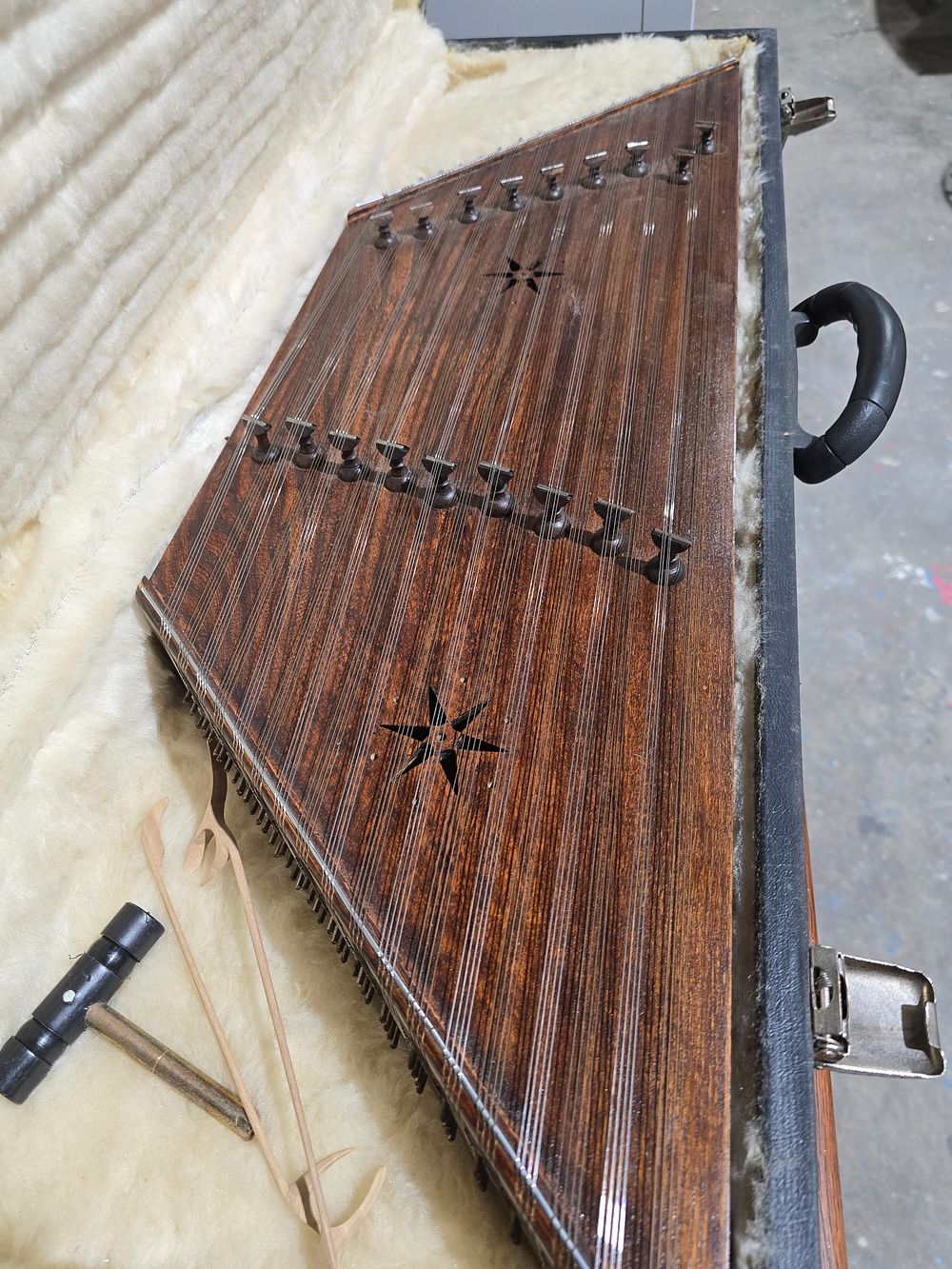 Lot 81: 1 X CASED PERSIAN SANTUR HAMERED DULCIMER WALNUT...