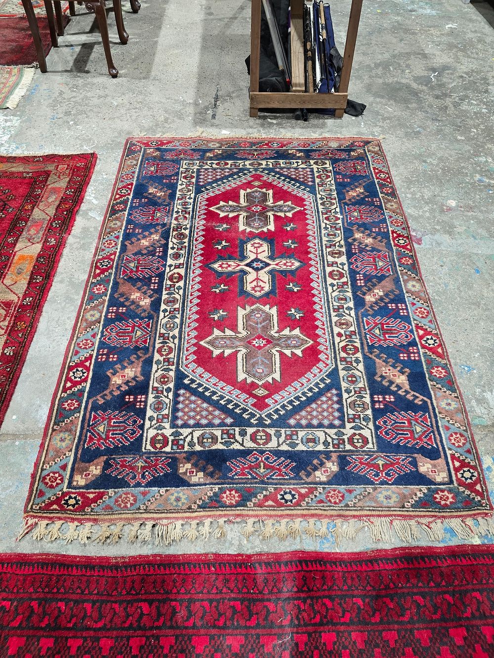 Lot 116: 1 X RED AND BLUE FLOOR RUG
