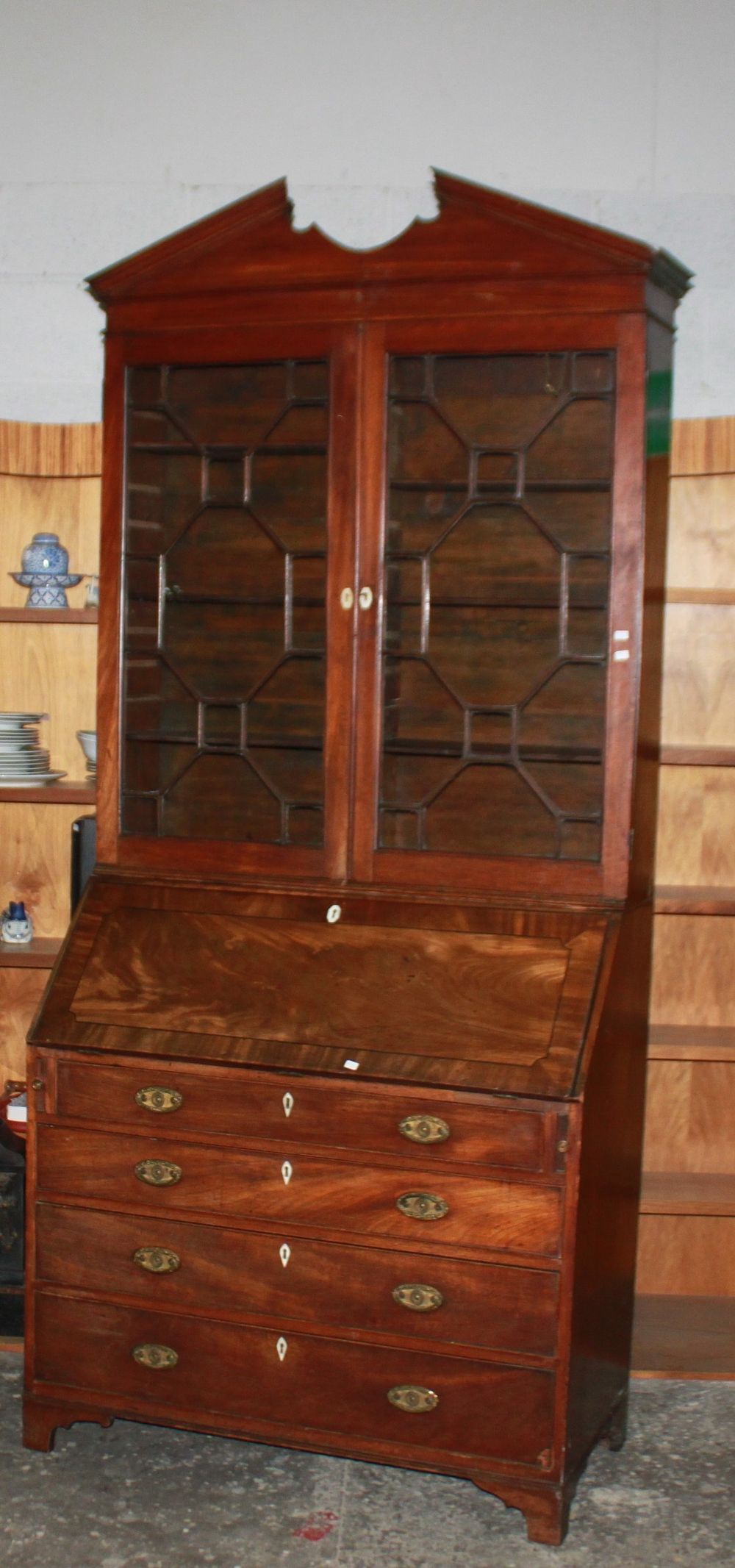 Lot 124: 1 X GEORGIAN MAHOGANY BUREAU BOOKCASE