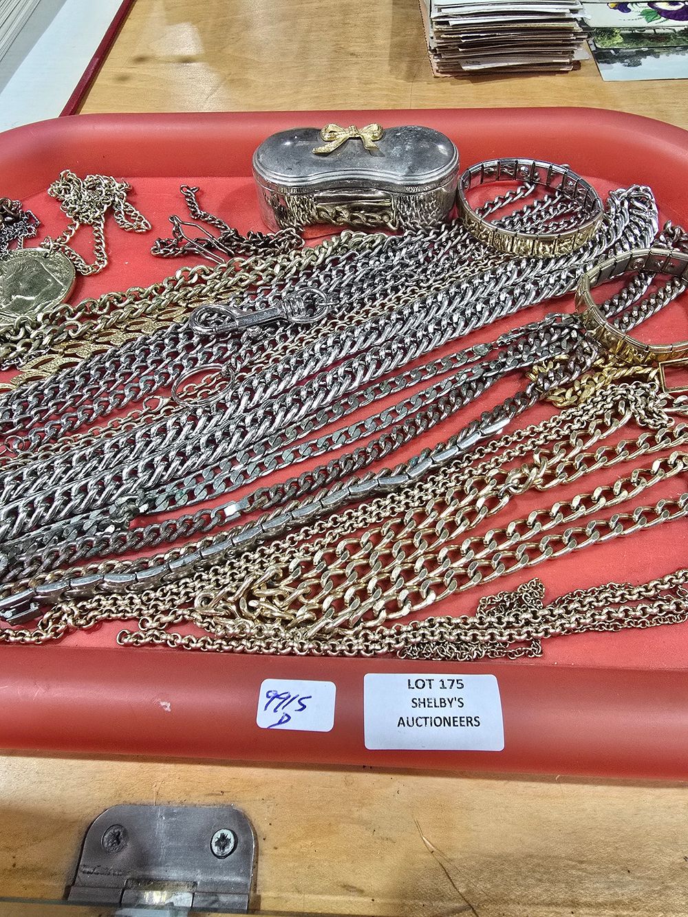 Lot 175: 1 X TRAY CONTAINING COSTUME JEWELLERY WARE NECKLACES...