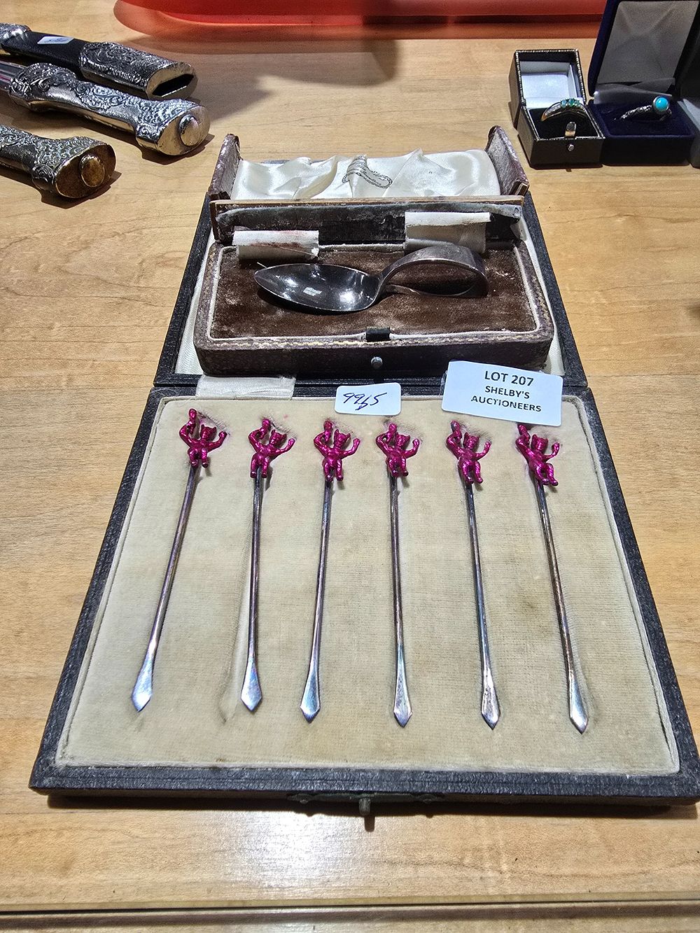 Lot 207: 1 X SILVER BABY SPOON WITH SILVER ART...