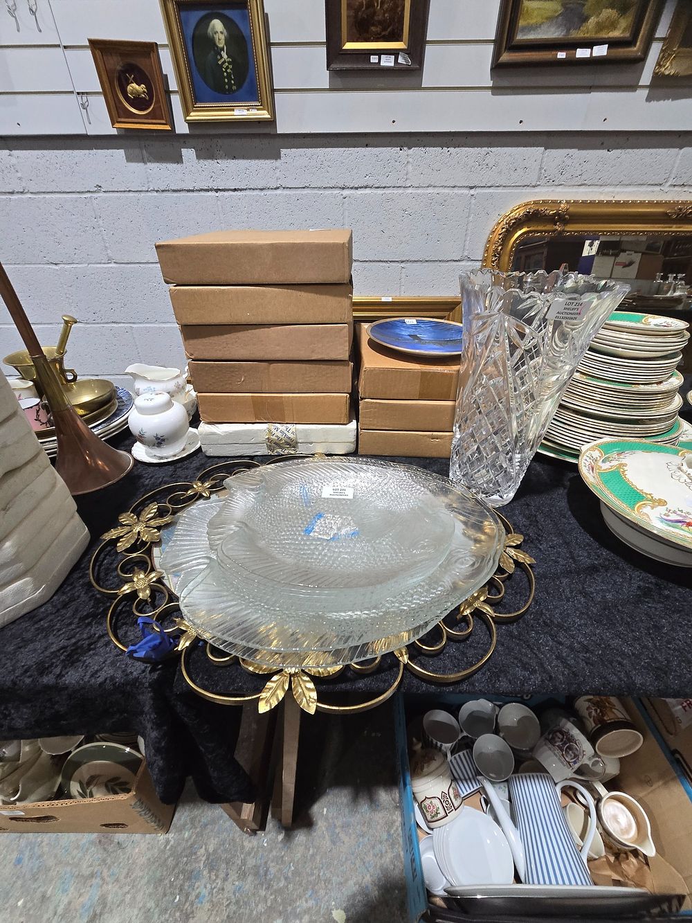 Lot 231: 1 X LARGE HEAVY CRYSTAL VASE WITH GLASS...