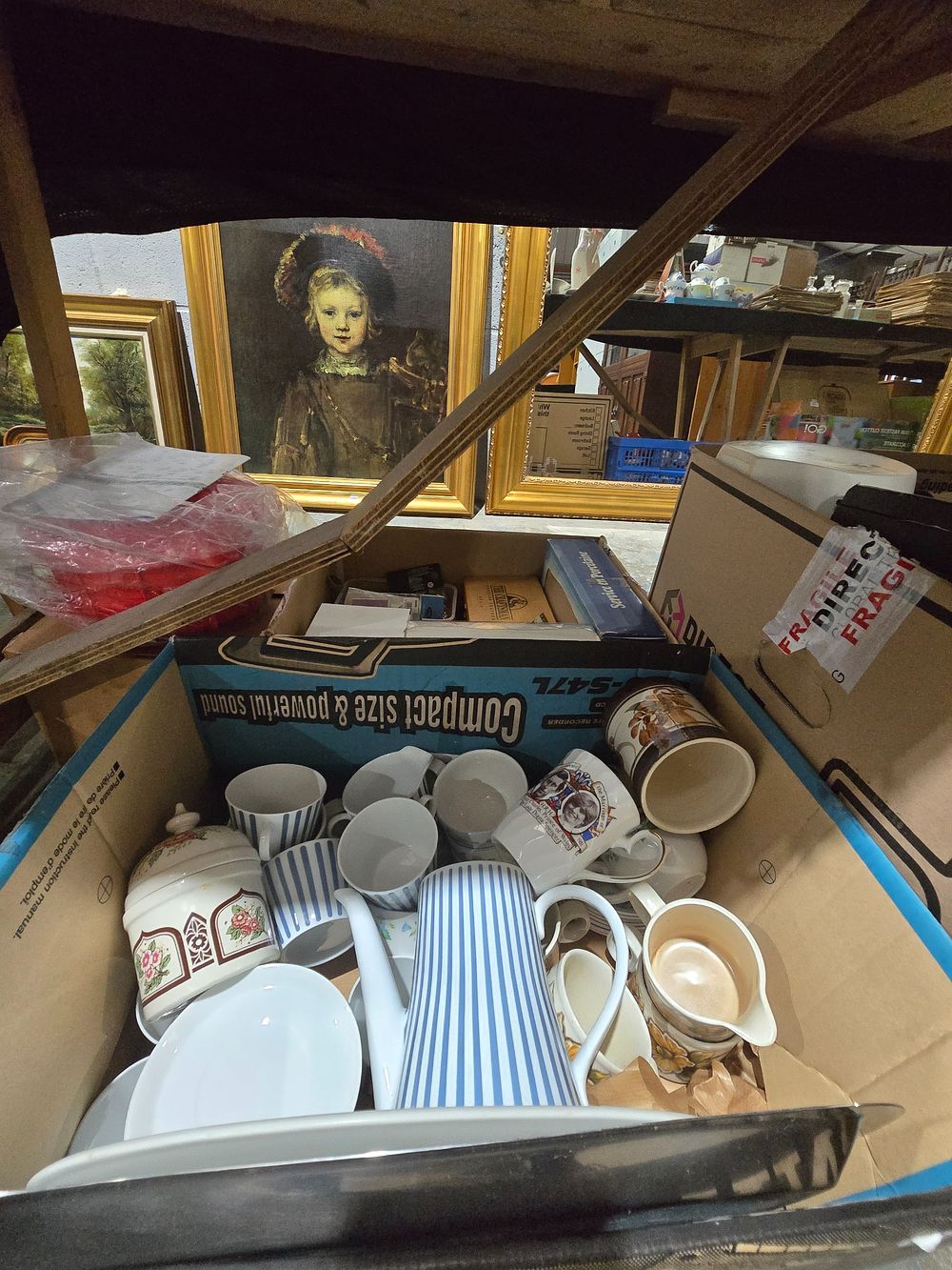 Lot 232: 1 X BOX CONTAINING POTTERY WARE ITEMS