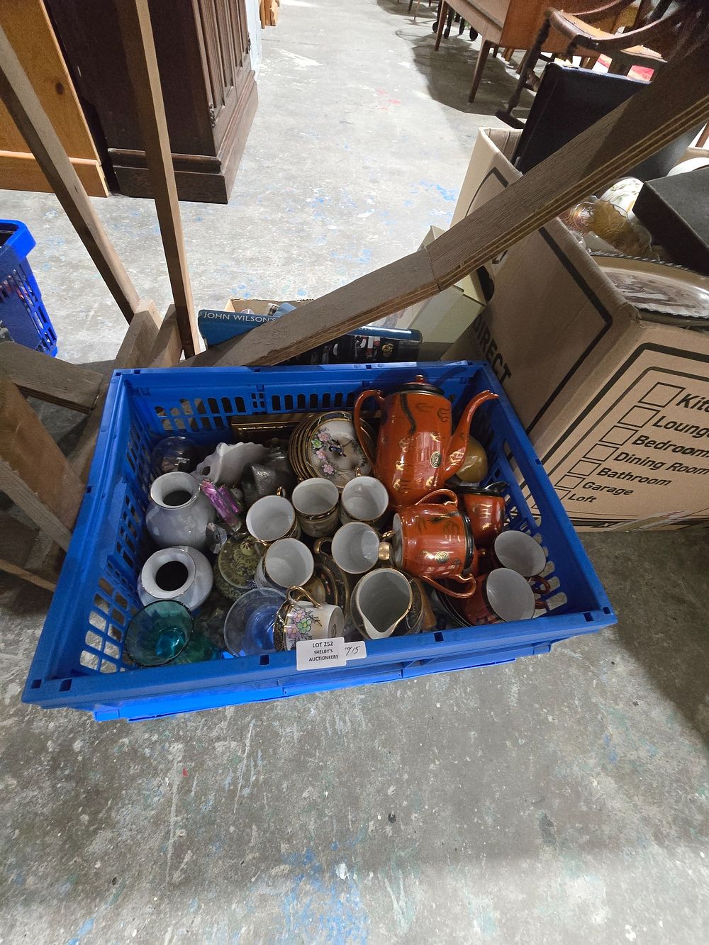 Lot 252: 1 X BOX CONTAINING POTTERY WARE ITEMS