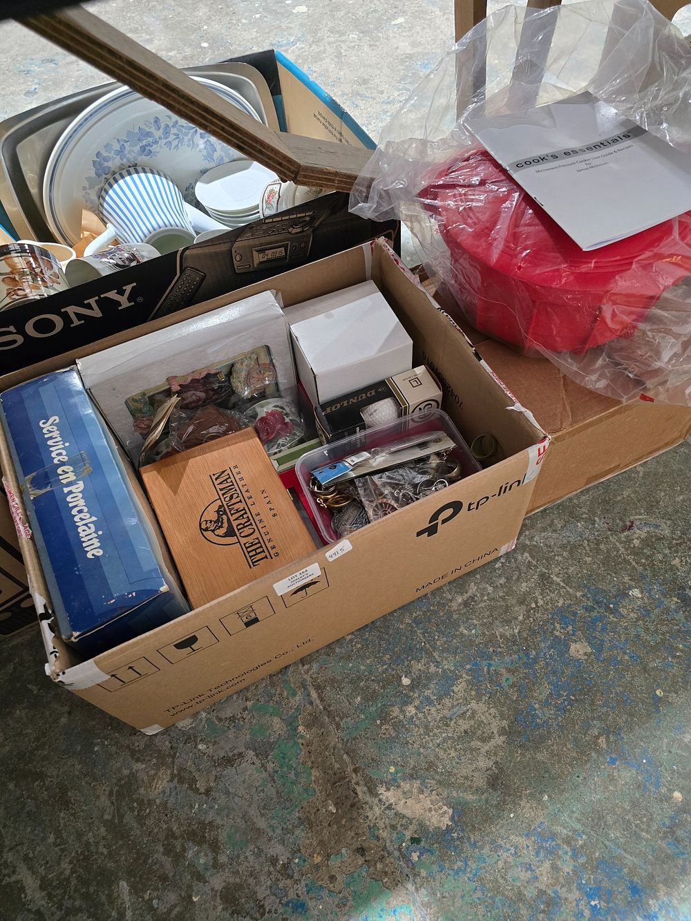 Lot 254: 1 X BOX OF BOXED ITEMS CUPS SAUCERS...