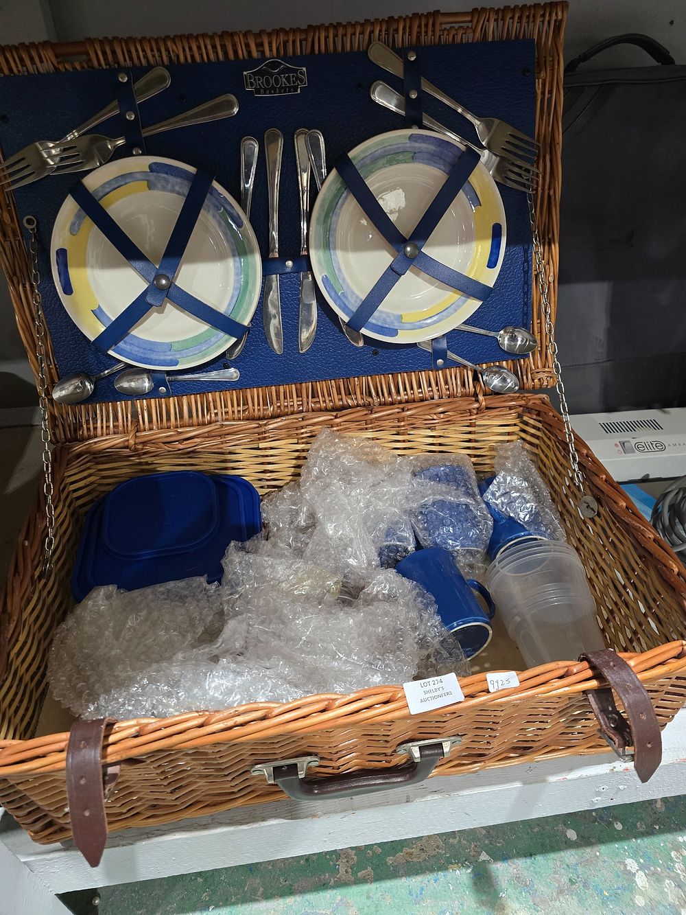 Lot 274: 1X PICNIC HAMPER WITH CONTENTS