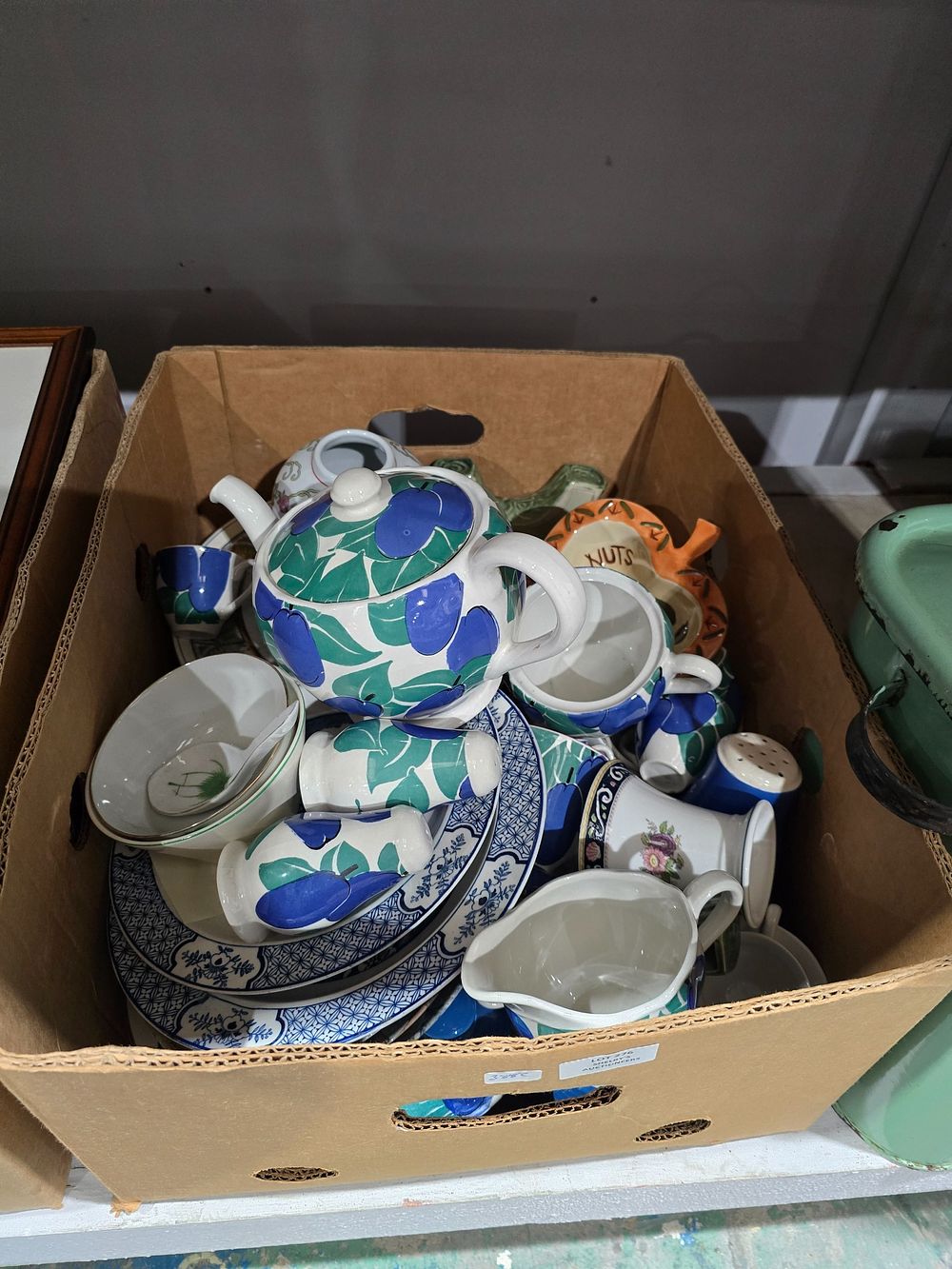 Lot 276: 1 X BOX CONTAINING POTTERY WARE ITEMS