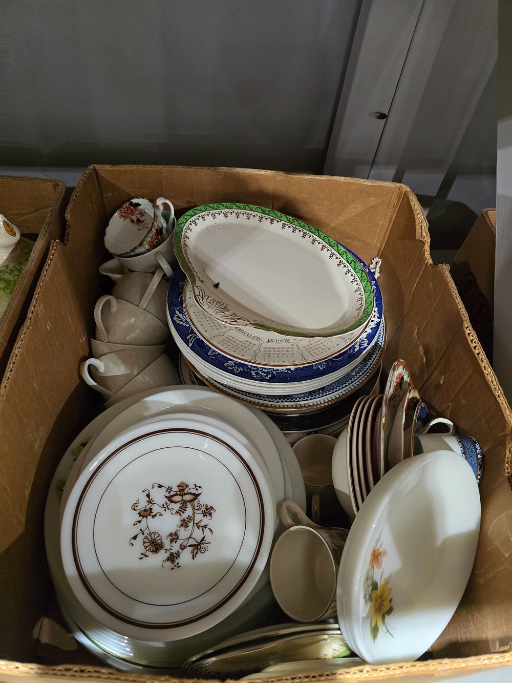 Lot 283: 1 X BOX CONTAINING POTTERY WARE ITEMS
