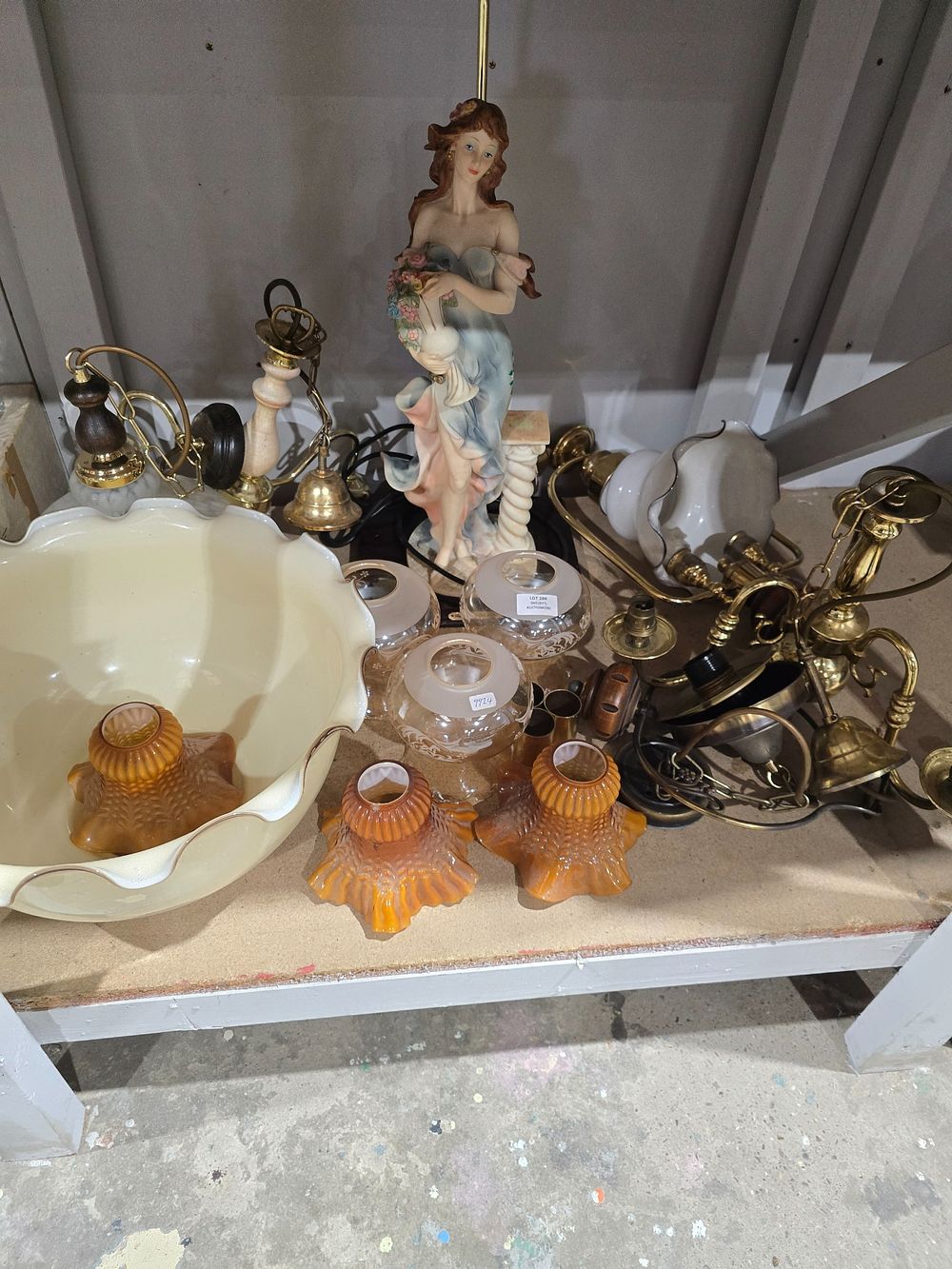Lot 288: SELECTION OF VARIOUS LIGHT FITTINGS LAMPS ETC