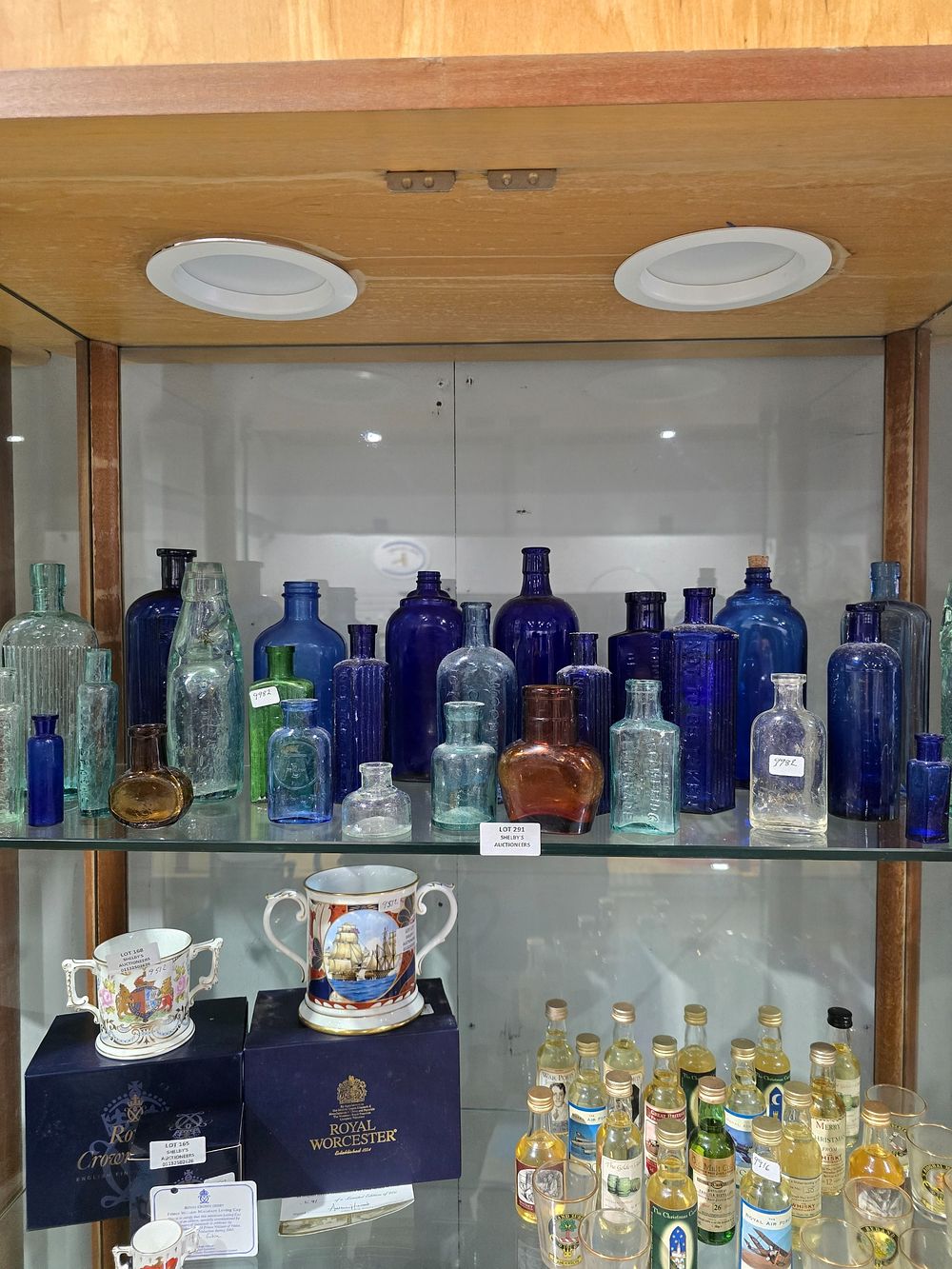 Lot 291: SELECTION OF VARIOUS AGE APOCOTHRY BOTTLES ETC