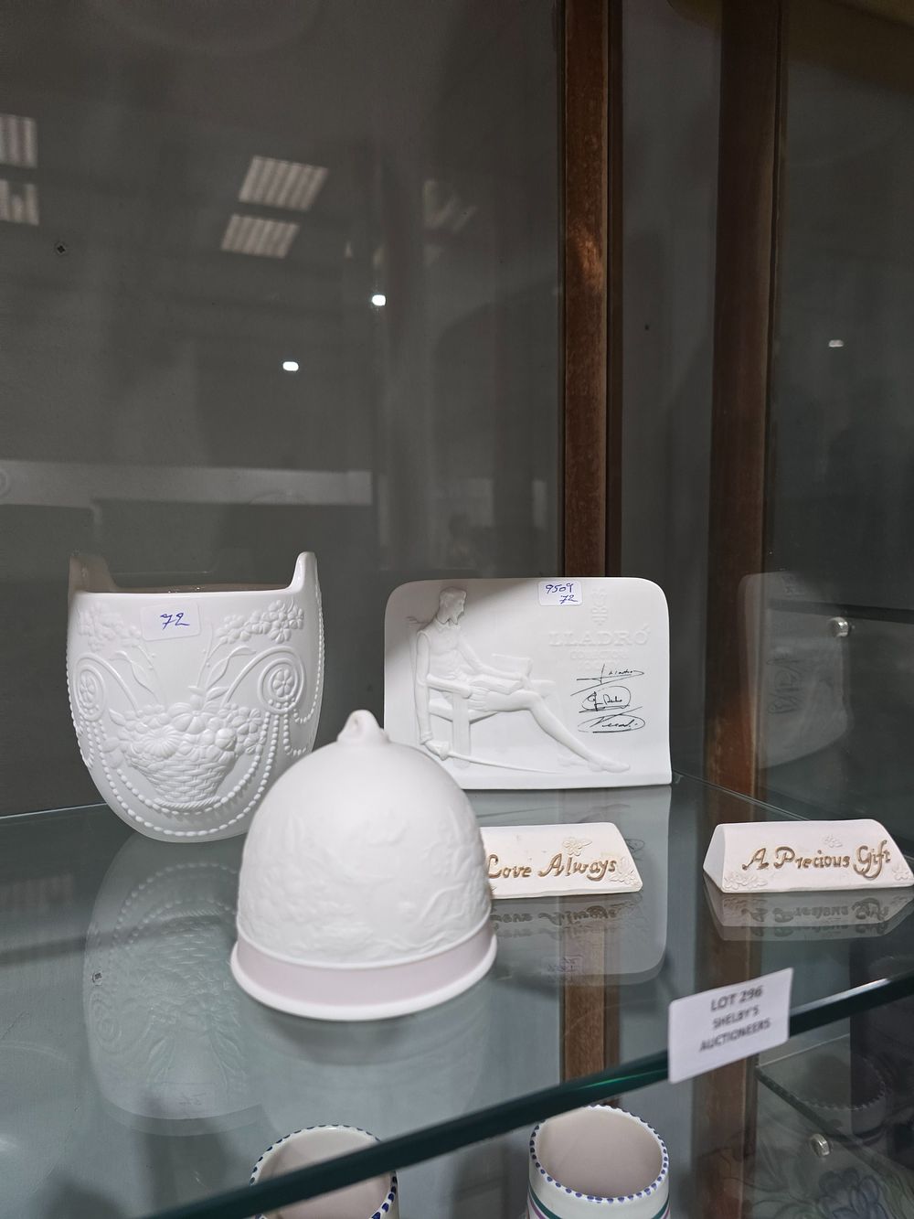 Lot 296: 1 X LLADRO SOCIETY PARIAN WARE STAND WITH...