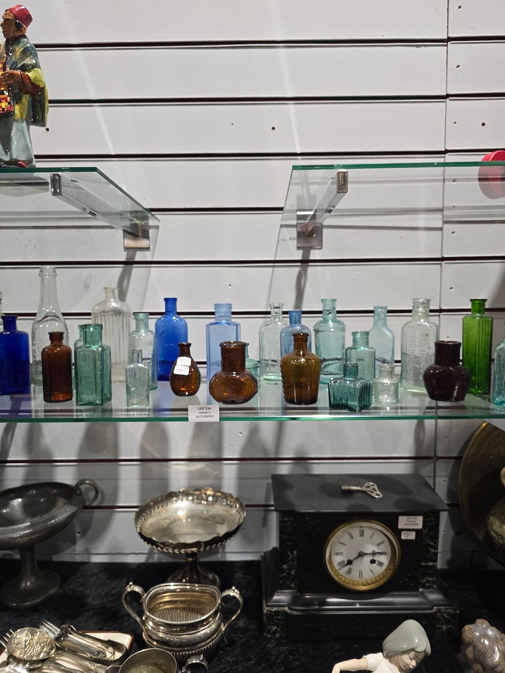 Lot 336: 27 X VARIOUS GLASS COLLECTORS BOTTLE APOCTHRY ETC