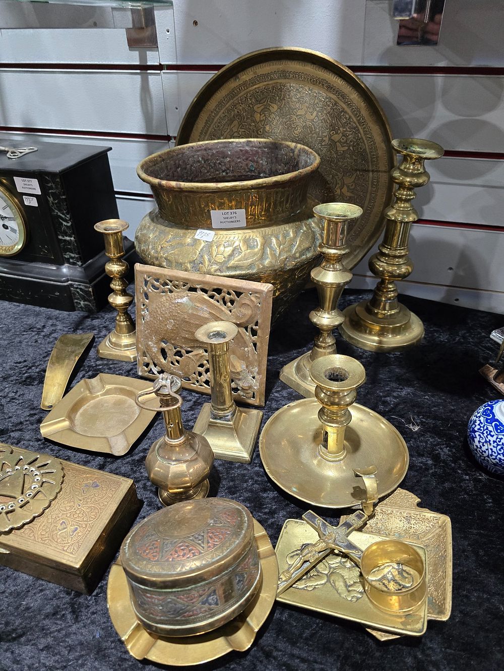 Lot 376: SELECTION OF BRASS WARE ITEMS TRAYS BOXES ETC