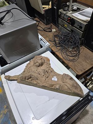 1 X LION SANDSTONE GARDEN ORNAMENT DOES HAVE DAMAGE TO FRONT LEG