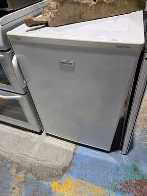 1 X FRIGIDAAIRE WHITE UNDER COUNTER A CLASS FREEZER