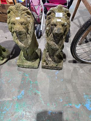1 X PAIR OF LION GARDEN FIGURINES