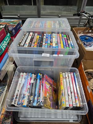 LARGE AMOUNT OF VARIOUS DVDS INCLUDING DISNEY NICKLEODEON ETC