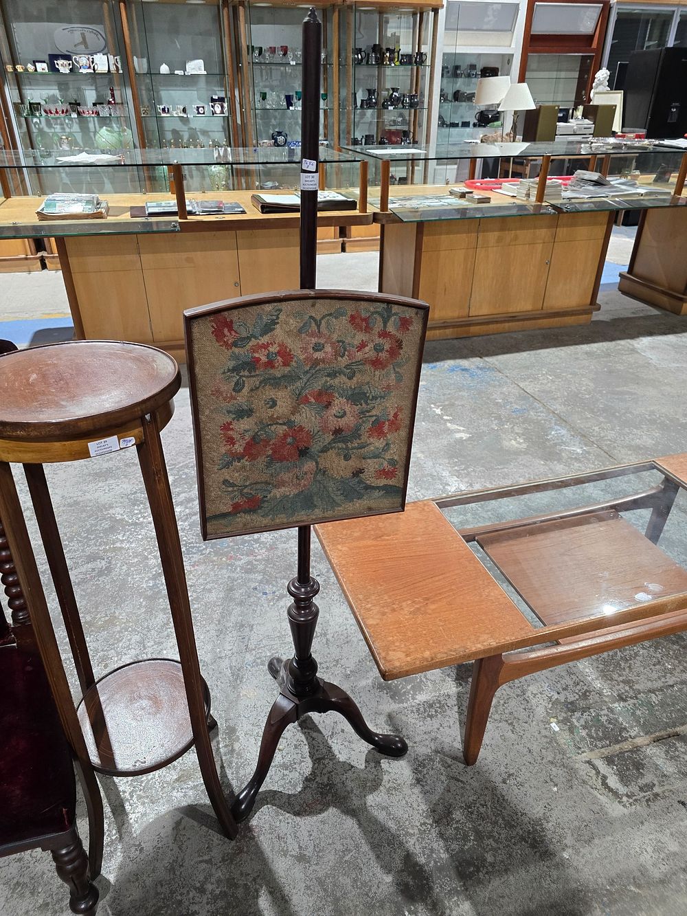 Lot 30: 1 X MAHOGANY VICTORIAN FIRE SCREEN