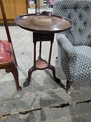 1 X GEORGIAN MAHOGANY SIDE TABLE