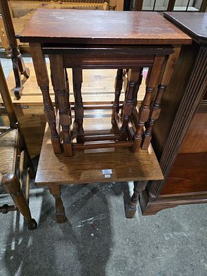1 X NEST OF OAK TABLES WITH OAK SIDE TABLE