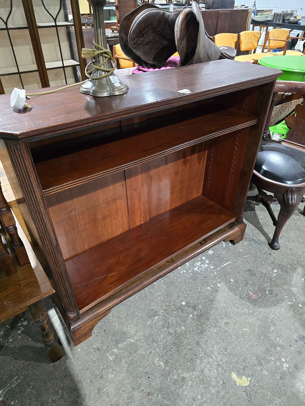 Lot 43: 1 X VICTORIAN MAHOGANY 2 SHELF BOOKCASE