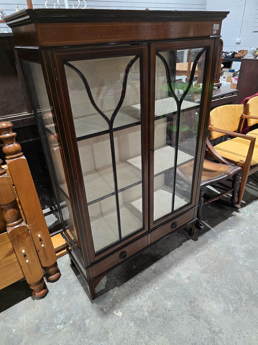 Lot 61: 1 X EDWARDIAN 2 DRAWER CHINA DISPLAY CABINET