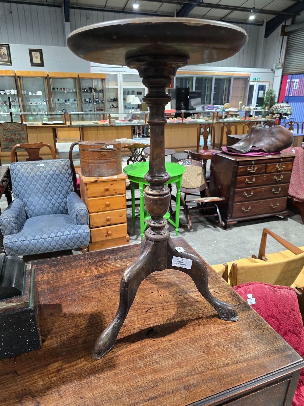 Lot 67: 1 X GEORGIAN MAHOGANY WINE TABLE