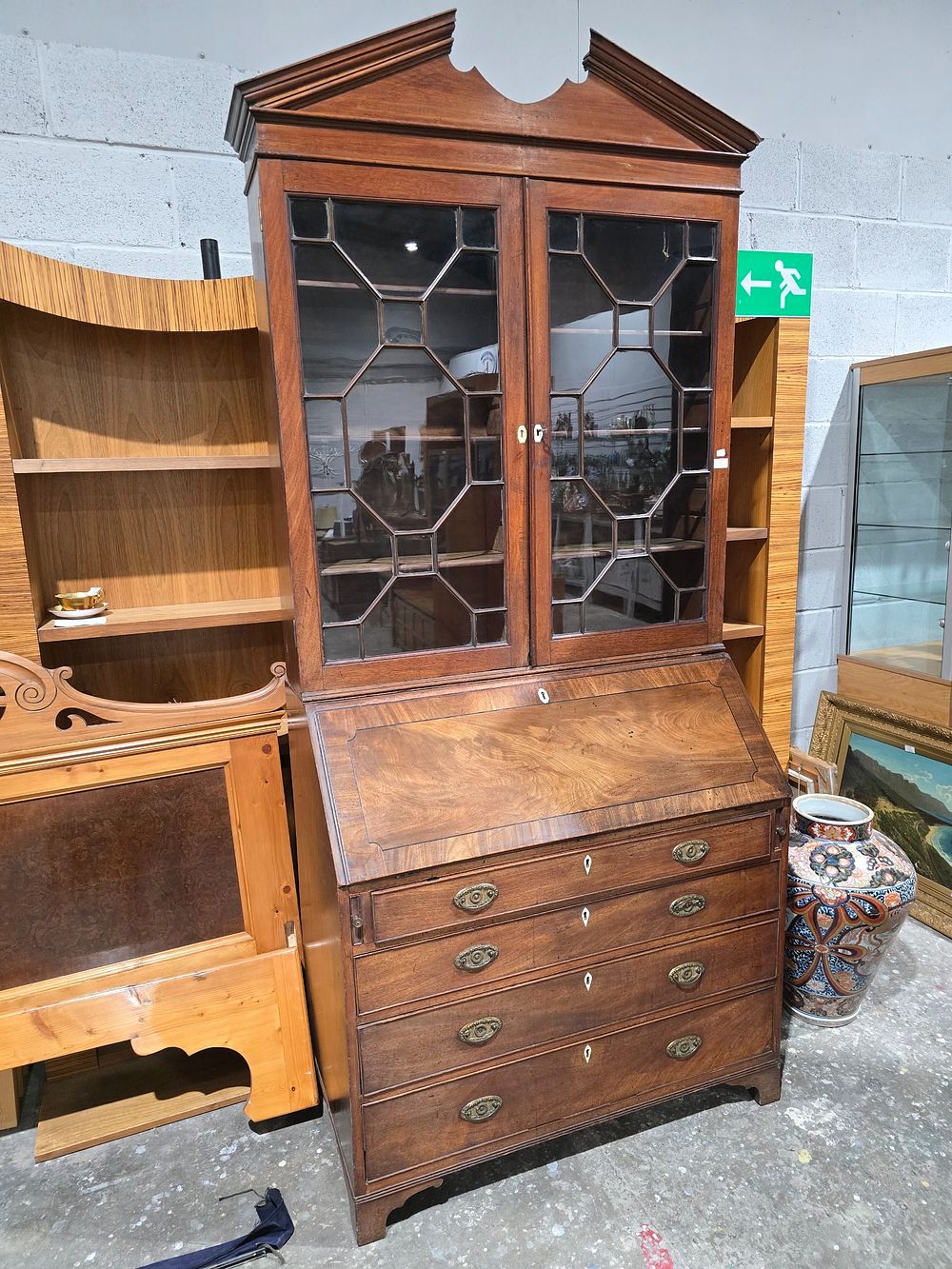 Lot 99: 1 X GEORGIAN MAHOGANY BUREAU BOOKCASE