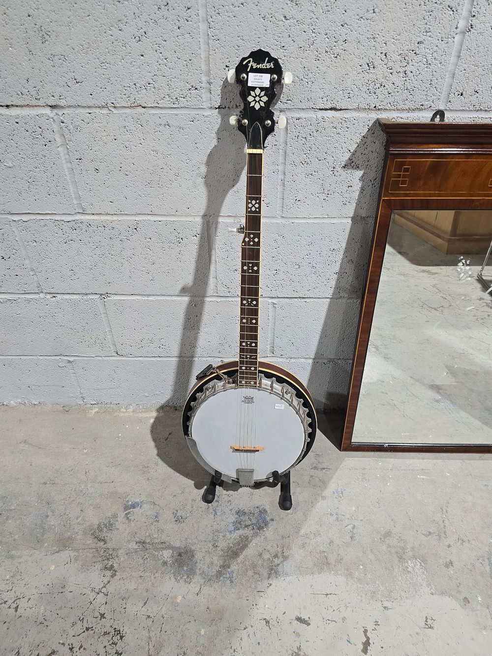 Lot 108: 1 X FENDER BANJO WITH REMO SKIN