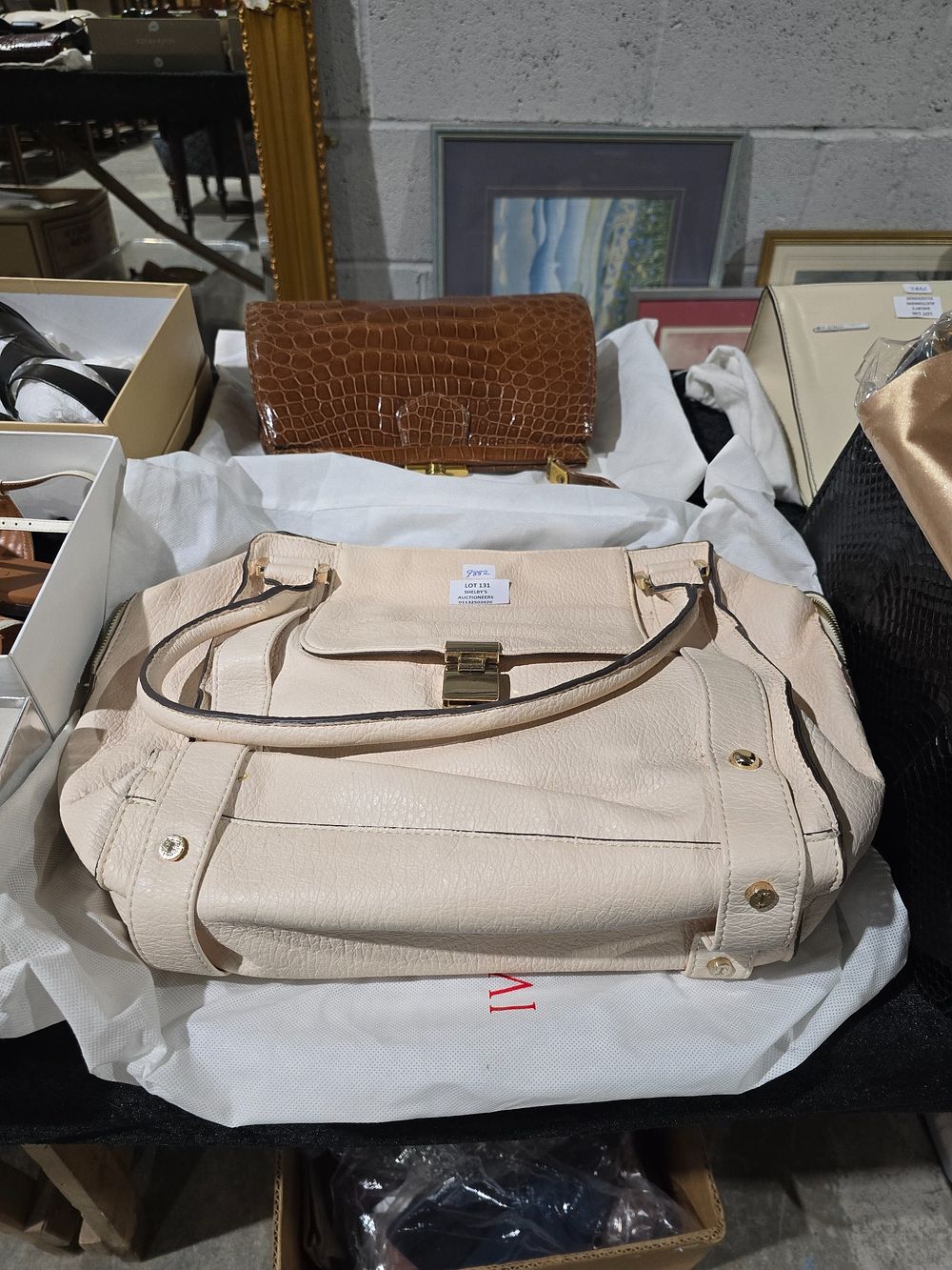 Lot 131: 1 X IVANKA TRUMP LADIES HANDBAG