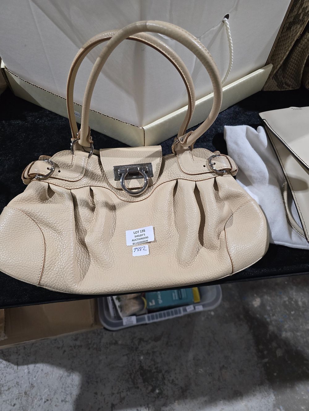 Lot 135: 1 X SALVATORE FERAGAMO LADIES LEATHER HANDBAG