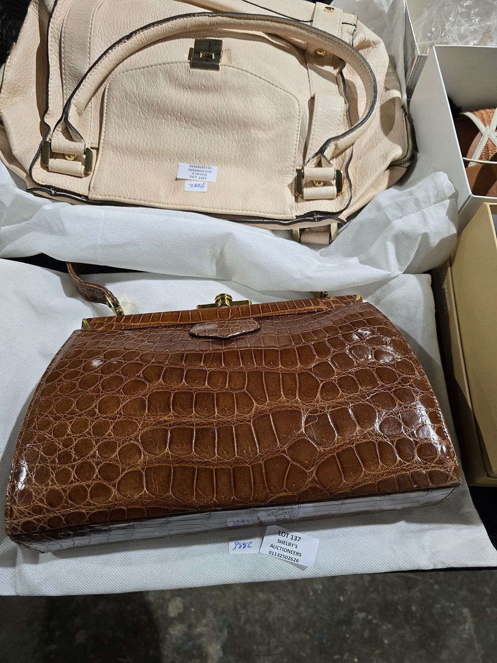 Lot 137: 1 X CROCODILE SKIN VINTAGE HANDBAG WITH PURSE