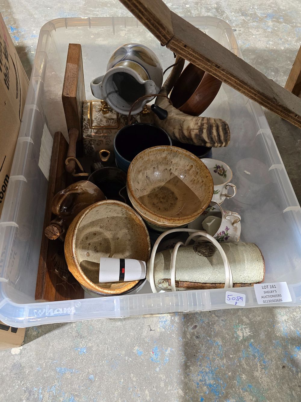 Lot 161: 1 X BOX CONTAINING POTTERY WARE ITEMS LAMP...