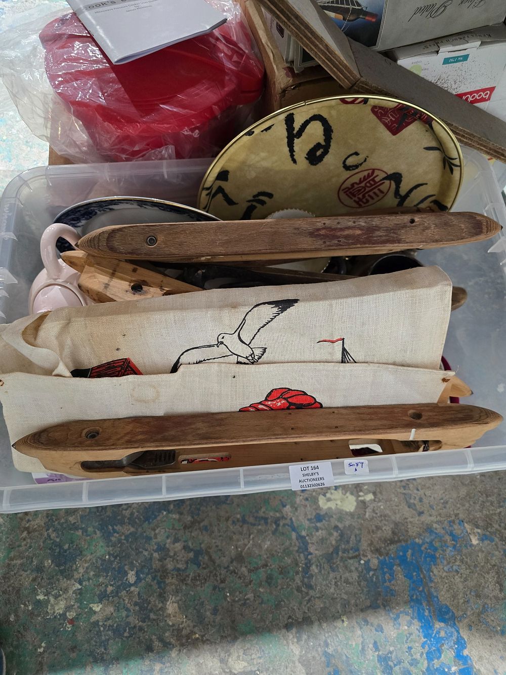 Lot 164: 1 X BOX CONTAINING VARIOUS POTTERY WARE TEA...