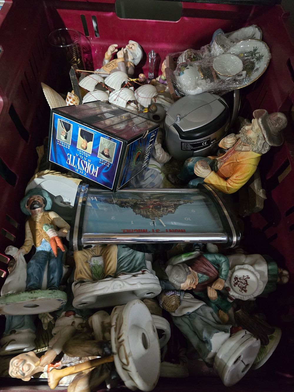 Lot 166: 1 X BOX CONTAINING VARIOUS POTTERY FIGURES ETC