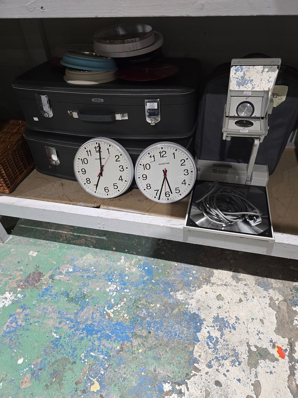 Lot 169: 1 X ELITE PROJECTOR WITH 2 X HARD...