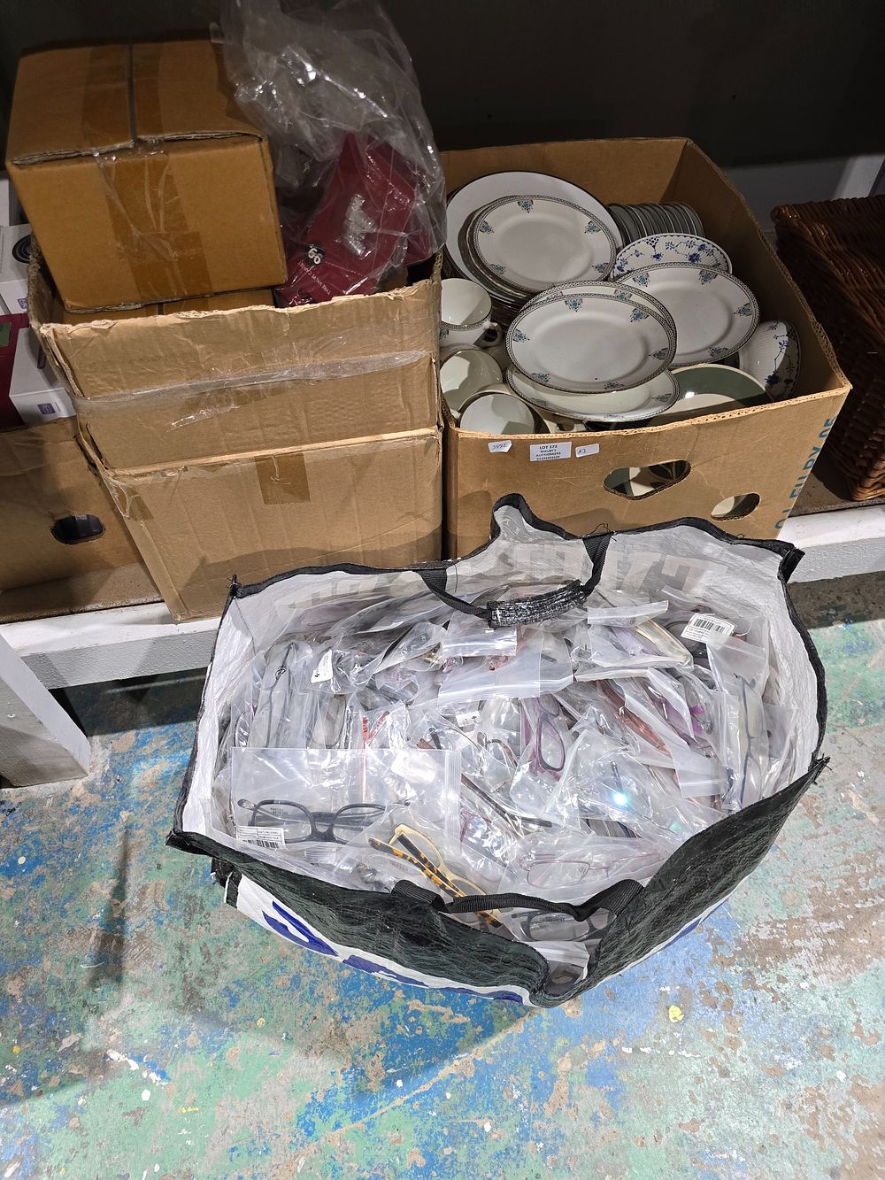 Lot 171: 1 X BOX CONTAINING POTTERY WARE ITEMS WITH...