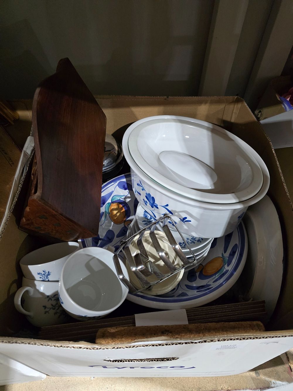 Lot 178: 1 X BOX CONTAINING POTTERY WARE ITEMS ETC
