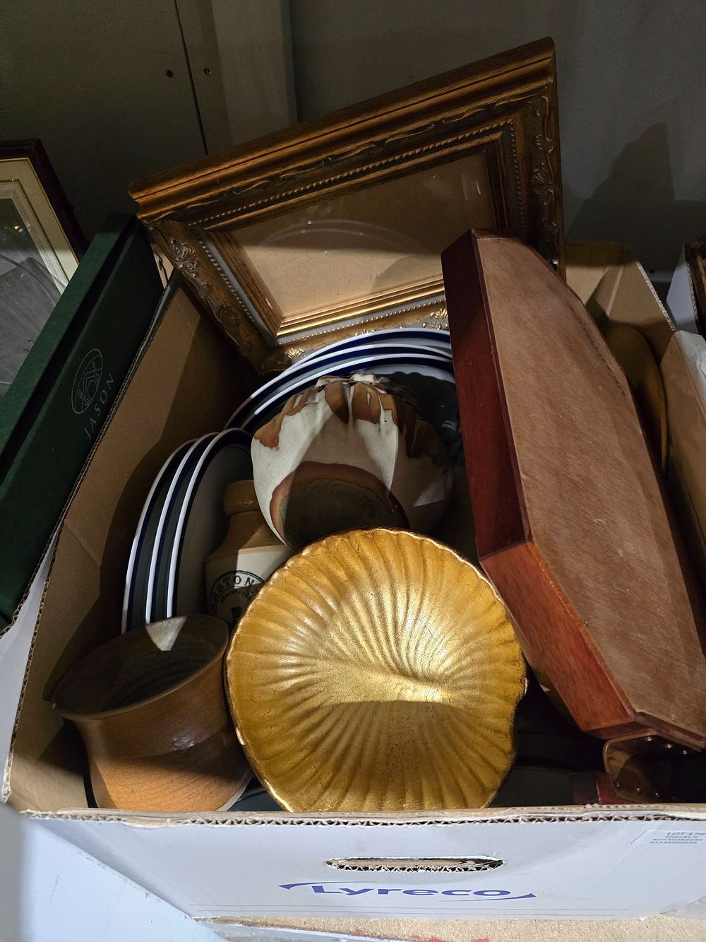 Lot 179: 1 X BOX CONTAINING POTTERY WARE ITEMS ETC
