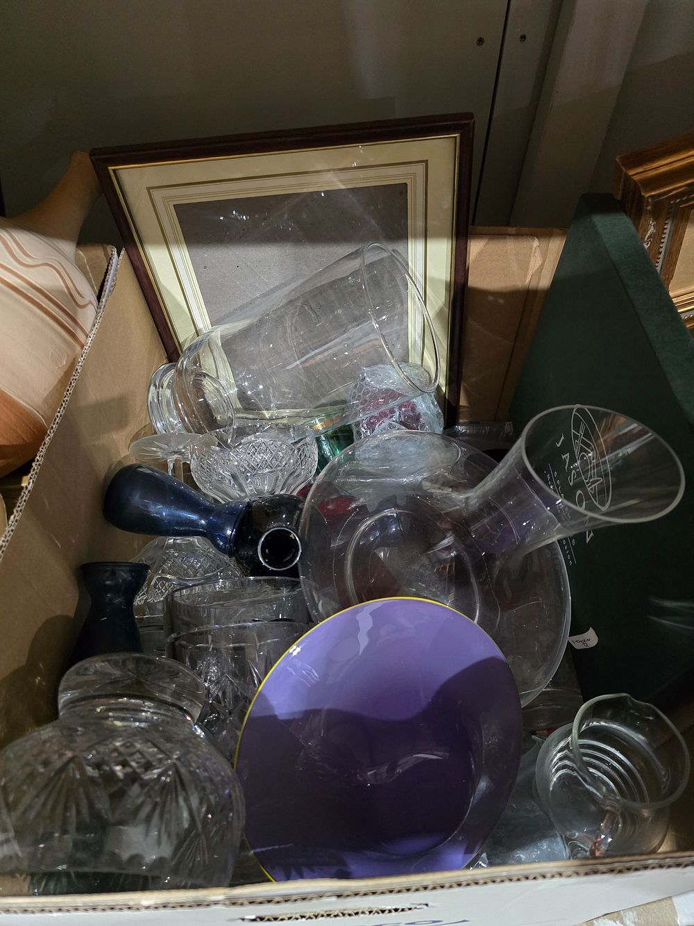 Lot 180: 1 X BOX CONTAINING GLASS WARE ITEMS