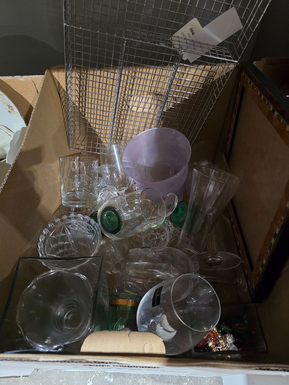 Lot 182: 1 X BOX CONTAINING GLSS WARE ITEMS