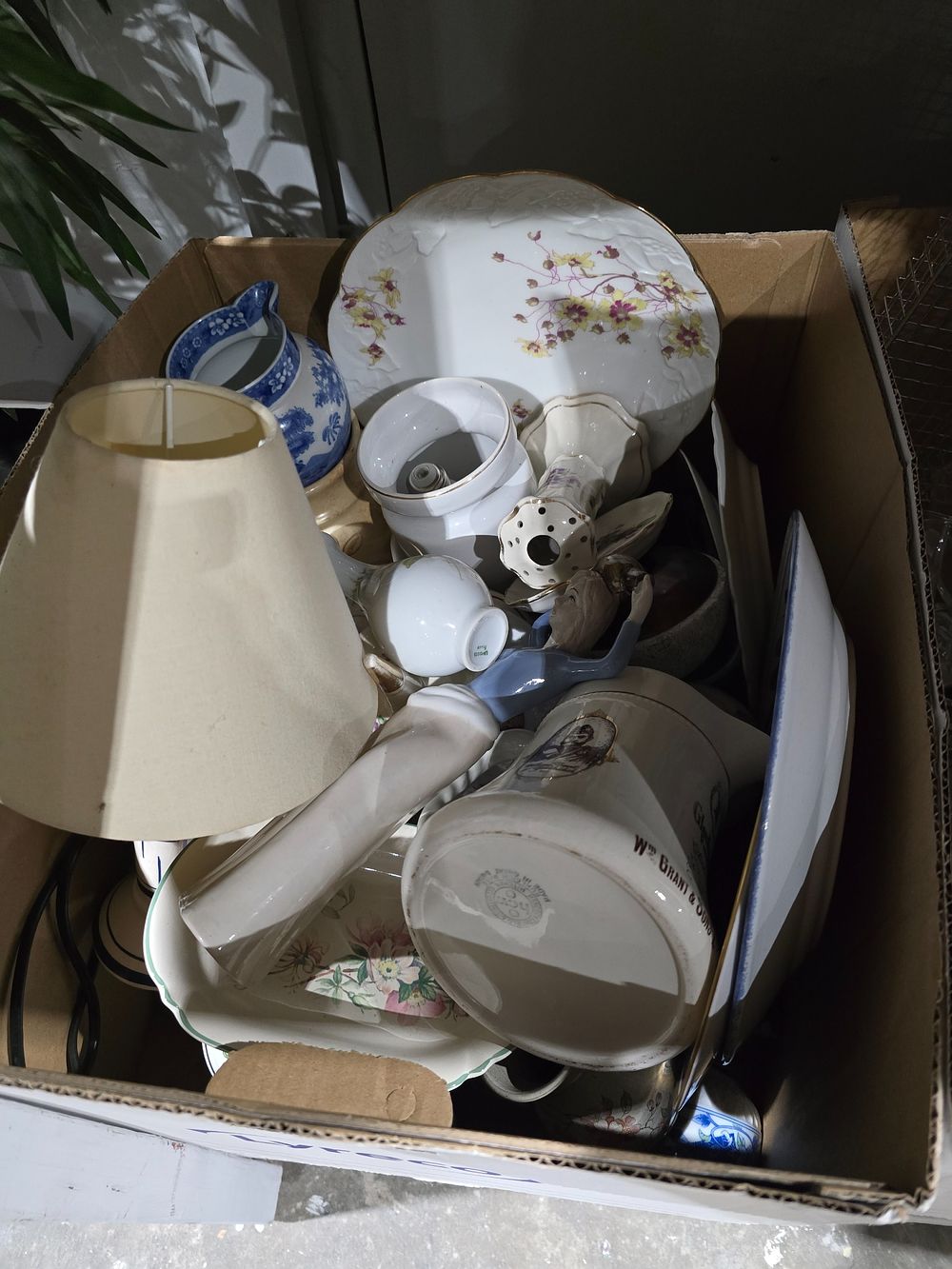Lot 183: 1 X BOX CONTAINING POTTERY WARE ITEMS ETC
