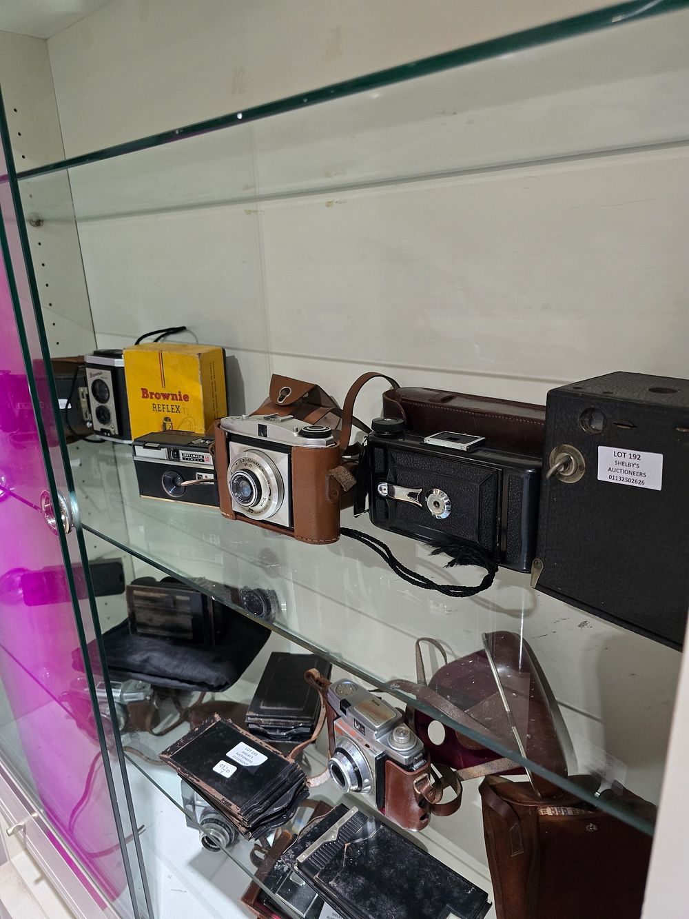 Lot 192: SELECTION OF VARIOUS AGE CAMEARS BROWNIE REFLEX ETC