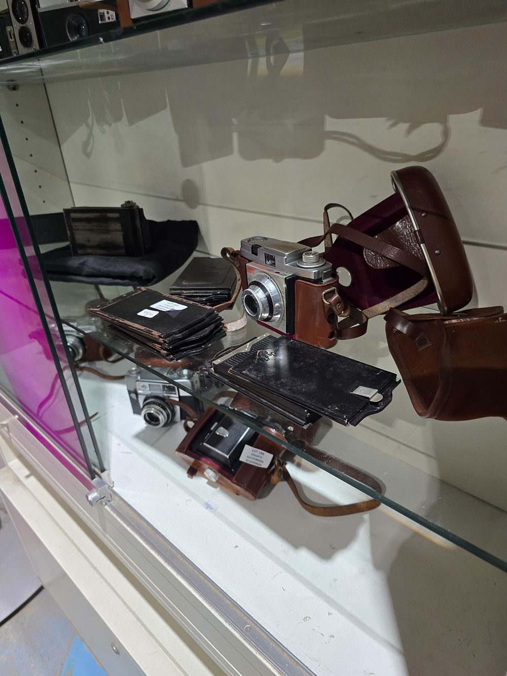 Lot 193: SELECTION OF VARIOUS AGE VINTAGE CAMERAS